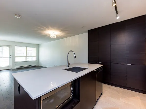 1677 Lloyd Ave #302, North Vancouver, BC V7P 0B1