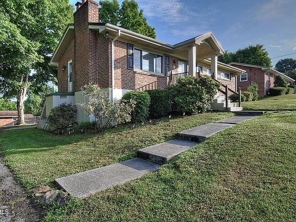 4th image of 444 Belmont Dr