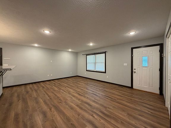 5th image of 414 S Glenn Dr