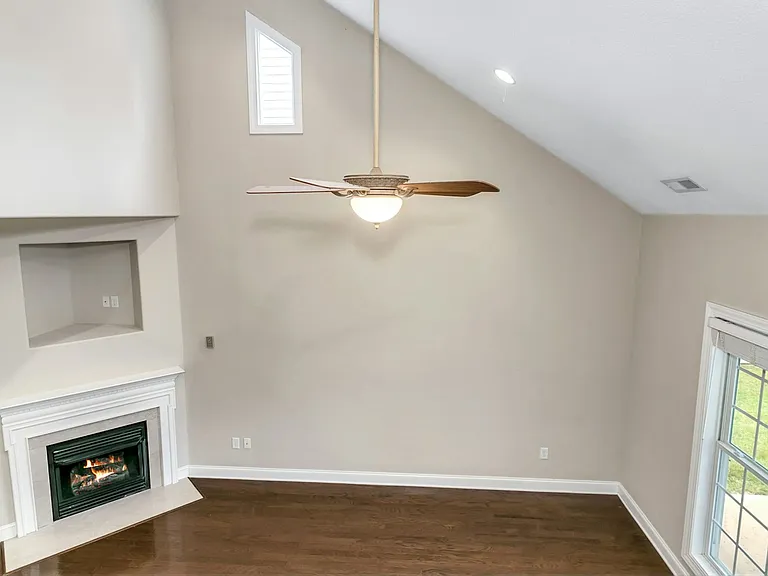 857 W Pointe Dr — Photo 9
