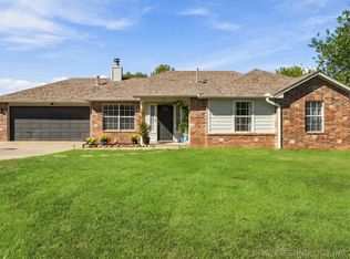 1100 S Hummingbird Ln, Skiatook, OK 74070