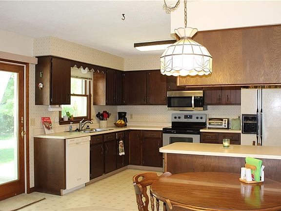 4th image of 437 Greenacres Dr