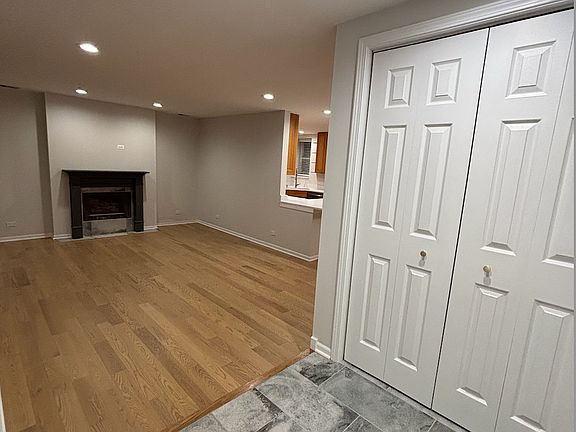 Entry way
(closet and living room)