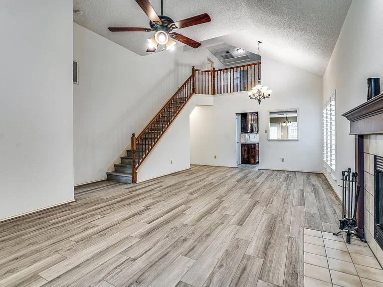 524 Raintree Cir — Photo 3
