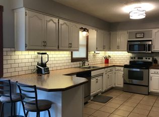 2852 S Scotts Ln, Springfield, MO 65807