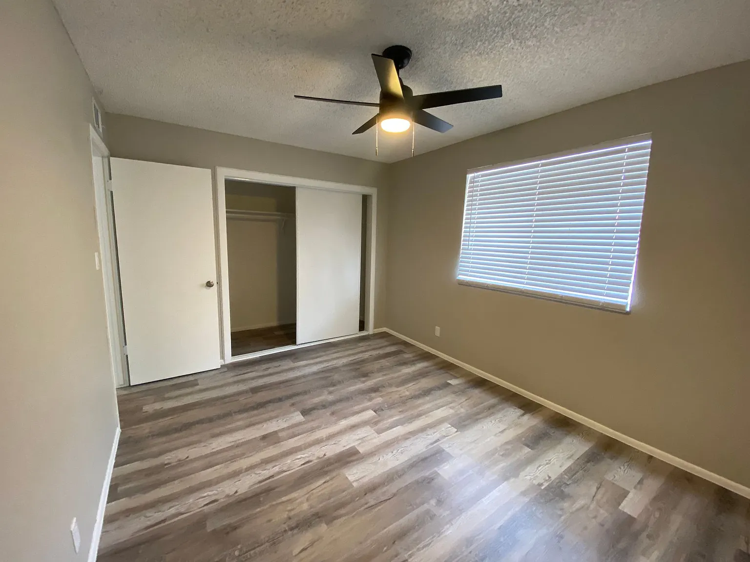 Gorgeous Townhouse with Private Yard and Washer and Dryer Available! — Photo 4