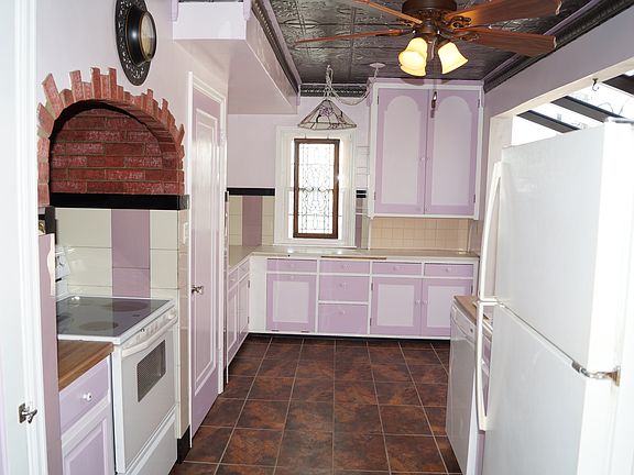 3rd image of 920 Vermillion St