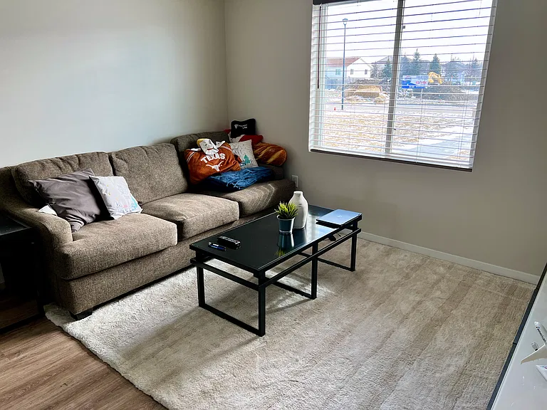 895 Thames Ct — Photo 4