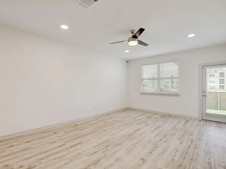121 Fairfax Ave — Photo 4