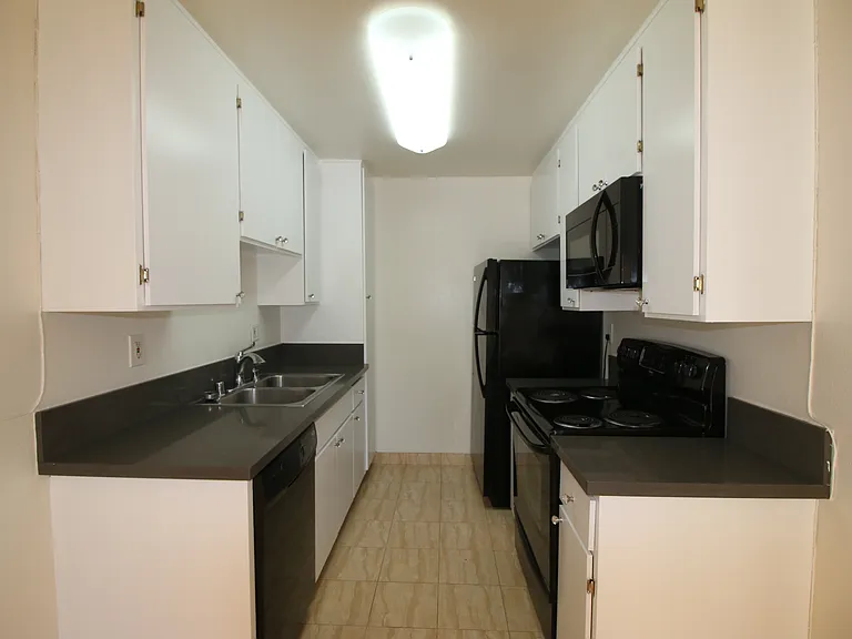 Nordhoff Apartments — Photo 14
