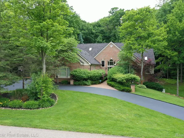 10190 Creekwood Trl, Davisburg, MI 48350