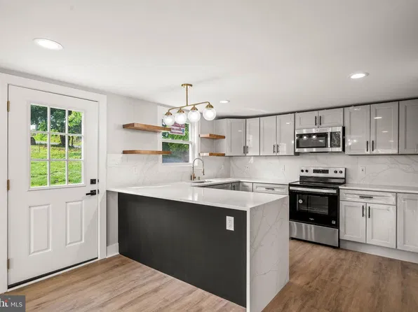 8255 Mertztown Rd #A, Alburtis, PA 18011