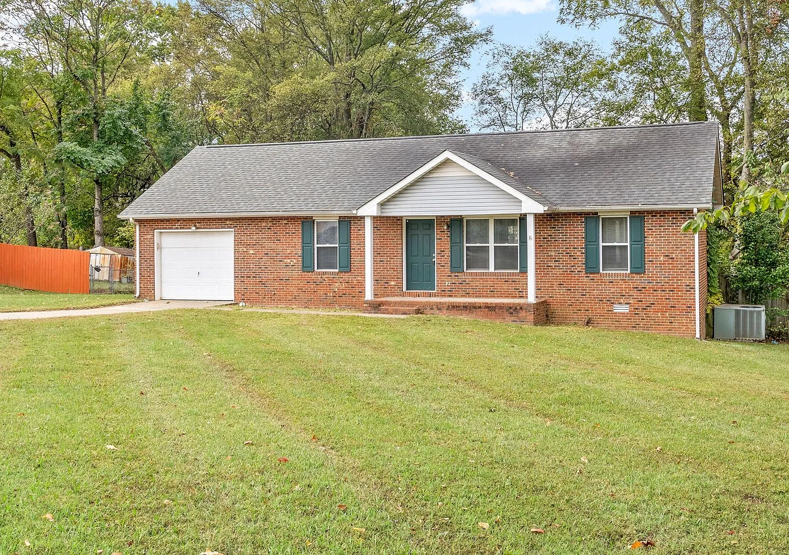 3 Bedroom 2 Bath Pet Friendly Home For Rent Near Heritage Park & Greenway! — Photo 3