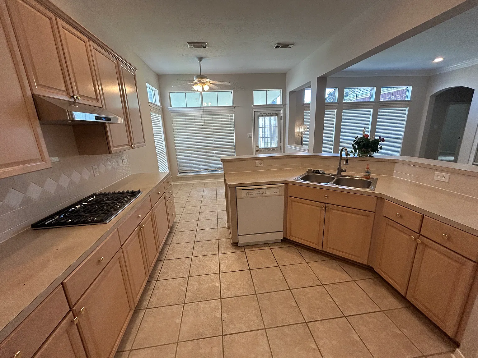 3 bed, 1916 sqft, $2,100 — Photo 3