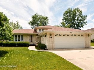 8827 W 97th St, Palos Hills, IL