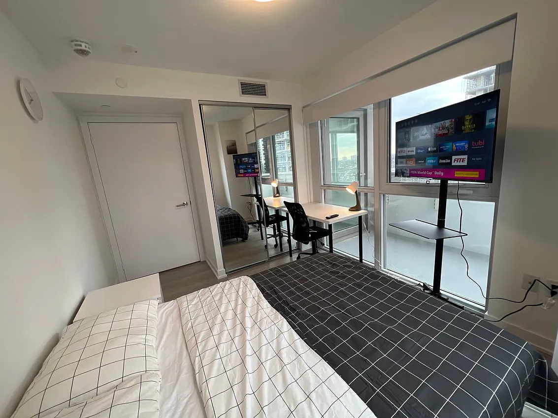 Deluxe Room - Dunfield Ave & Eglinton Ave E — Photo 2