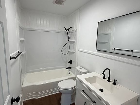 4th image of 118 Eastwood Ave