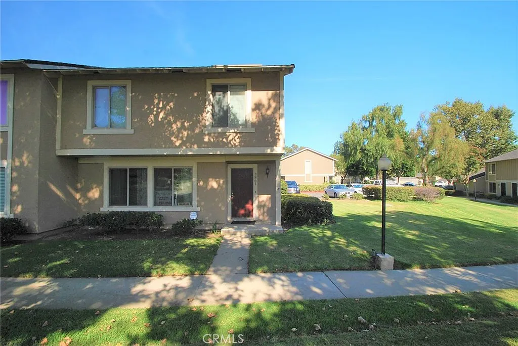 3 bed, 2.5 bath, 1336 sqft, $3,200 — Photo 2