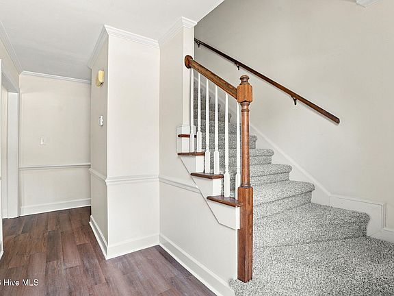 5th image of 2522 Buckingham Road NW