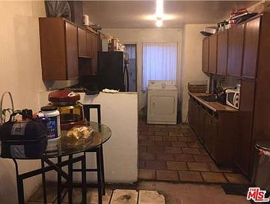 5th image of 904 E 106th St