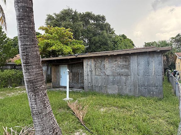3rd image of 809 NW 108th St
