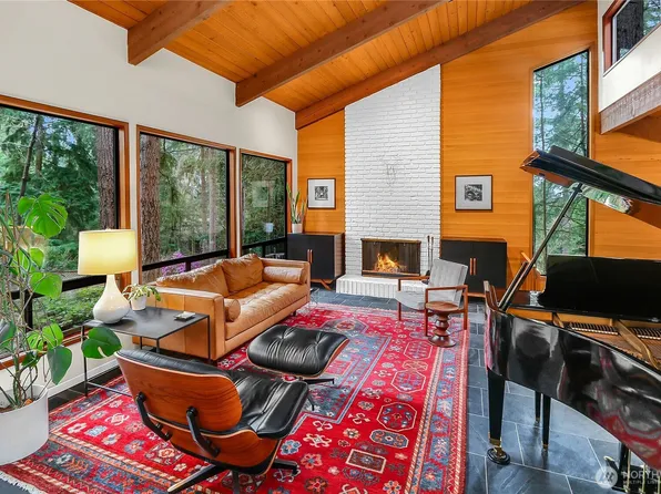 19616 44th Place NE, Lake Forest Park, WA 98115