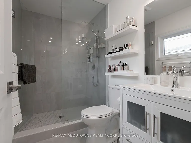 3301 Nadine Cres — Photo 25