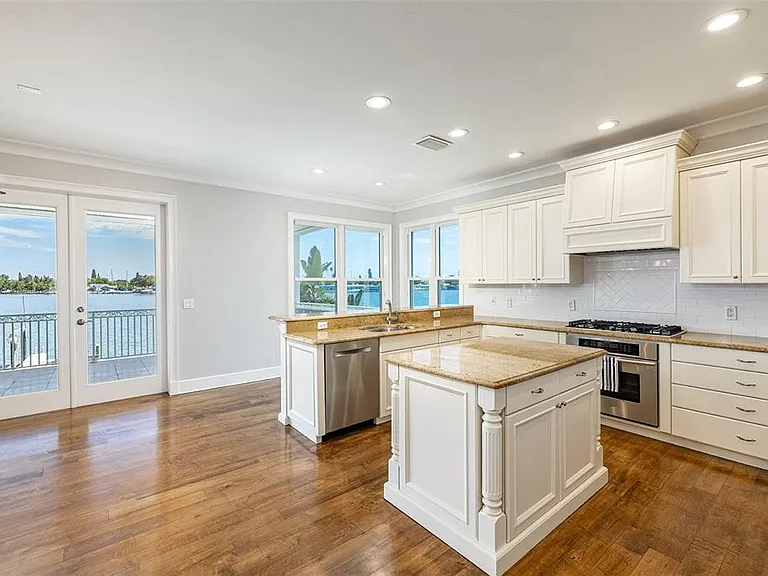821 Bay Point Dr — Photo 16