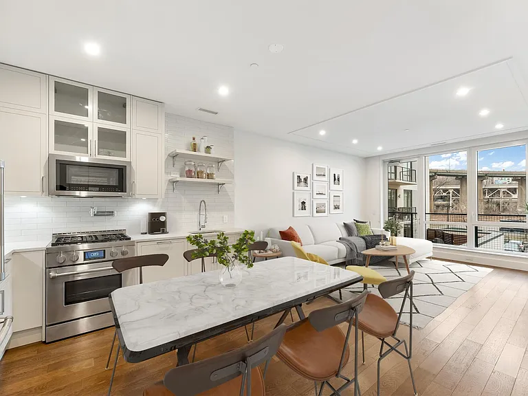 372 9th Luxury Rentals — Photo 36