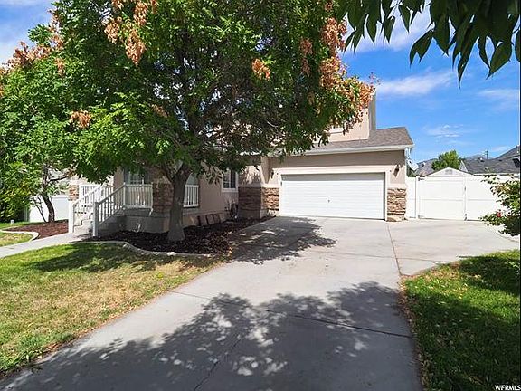 3rd image of 1658 N Dawson Dr W