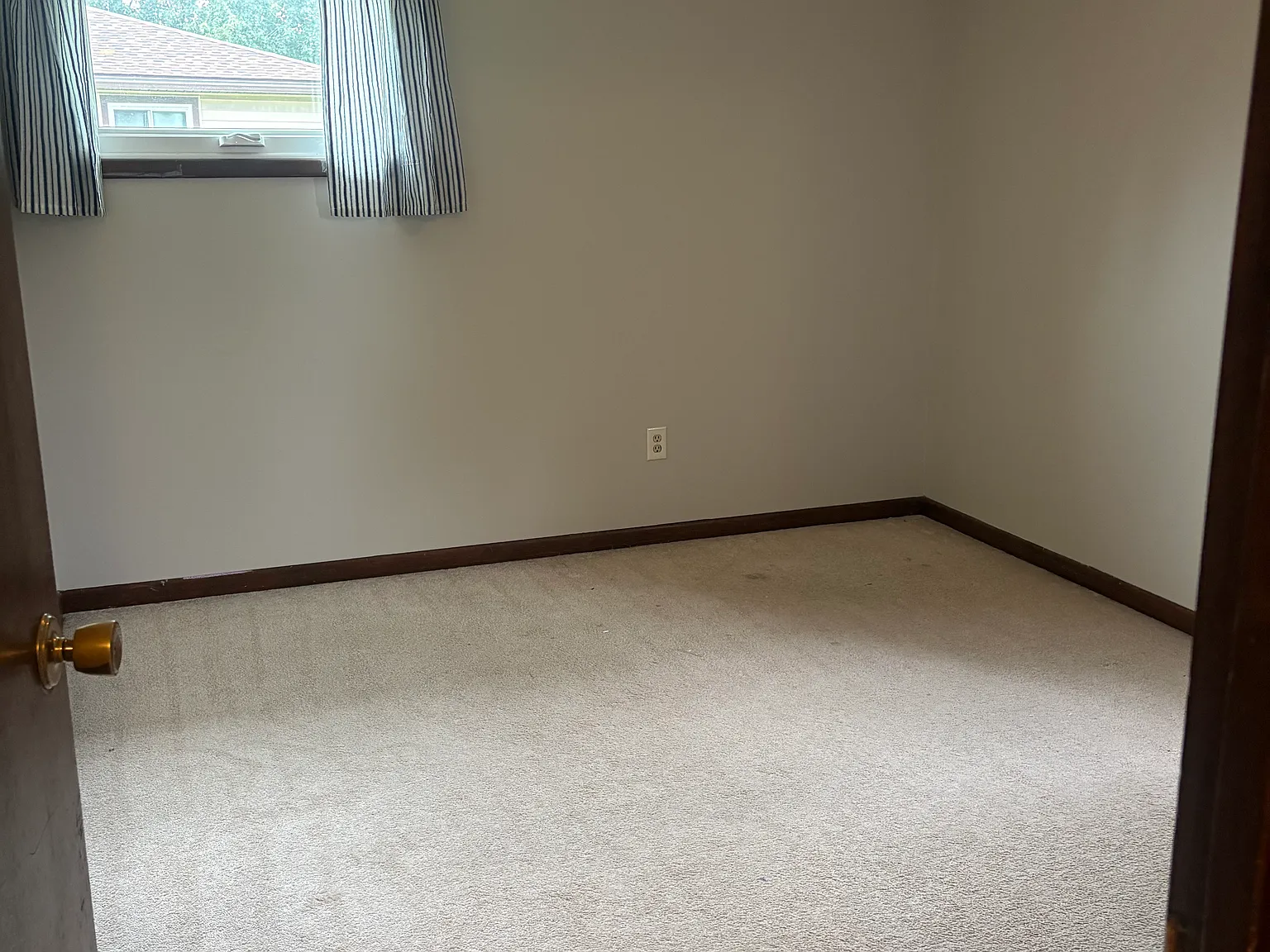 3 bed, 1.5 bath, 2000 sqft, $1,900 — Photo 3