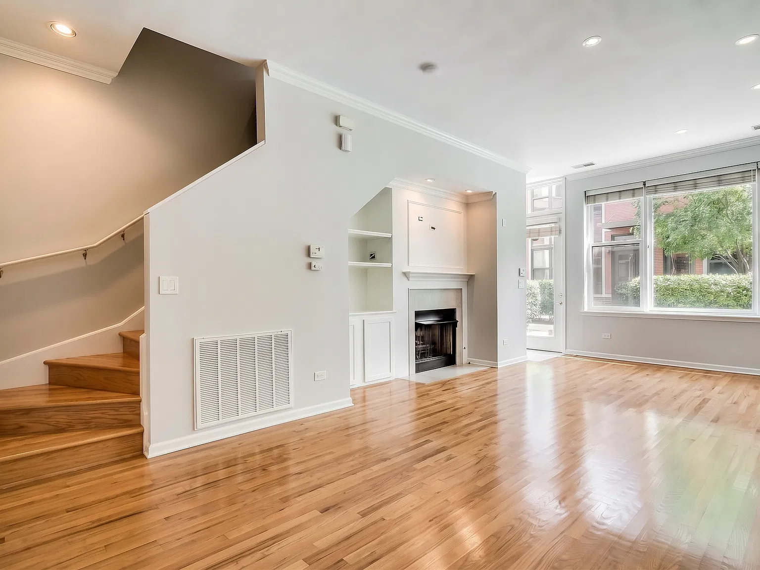 2 bed, 2.5 bath, 1300 sqft, $4,800 — Photo 2