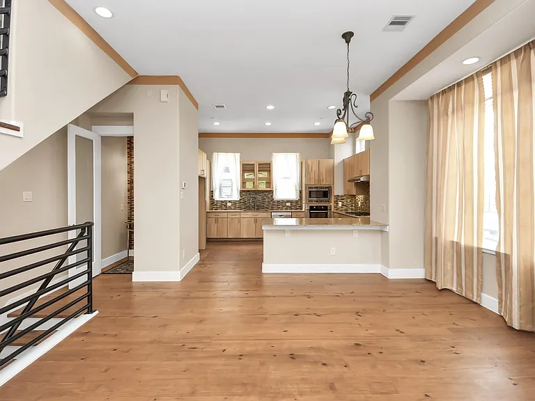 1807 W Webster St — Photo 11