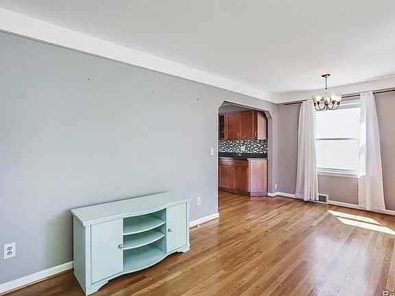 5th image of 622 N Vermont Ave