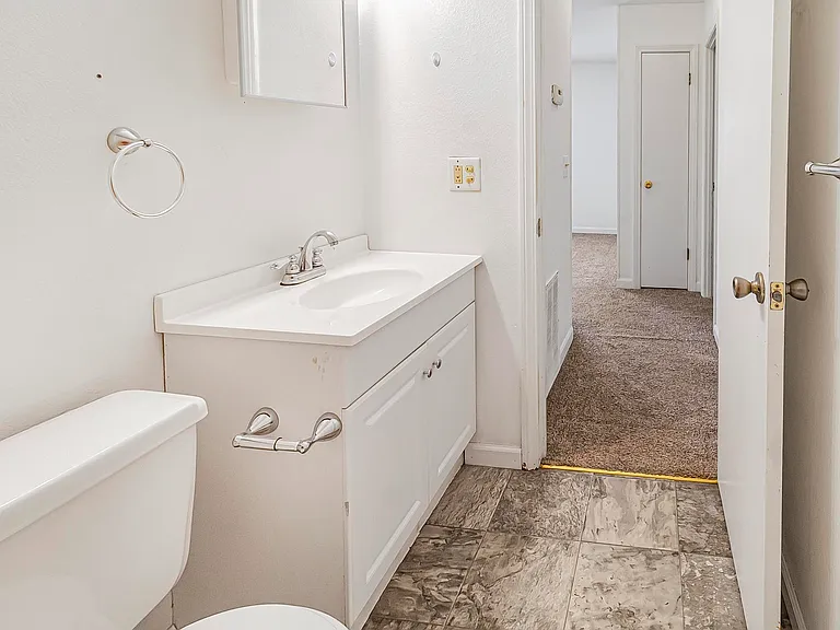 420 Franklin Ave #4 — Photo 8
