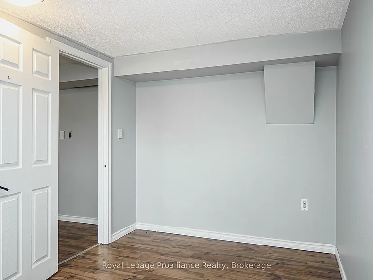 21 Pepper Ave — Photo 5