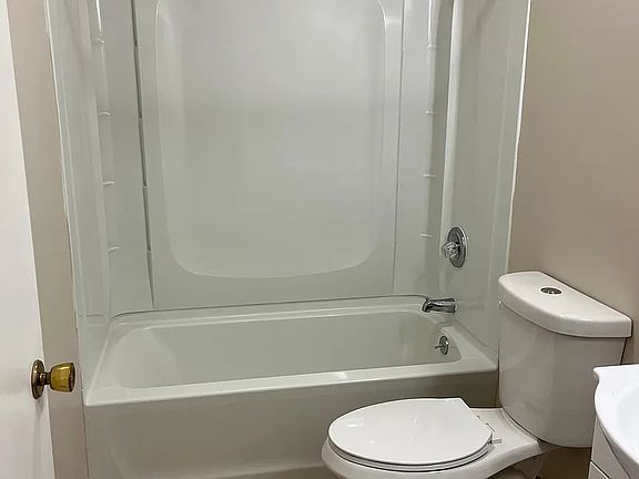 4th image of 131 Macarthur Ave #45cfa63a6