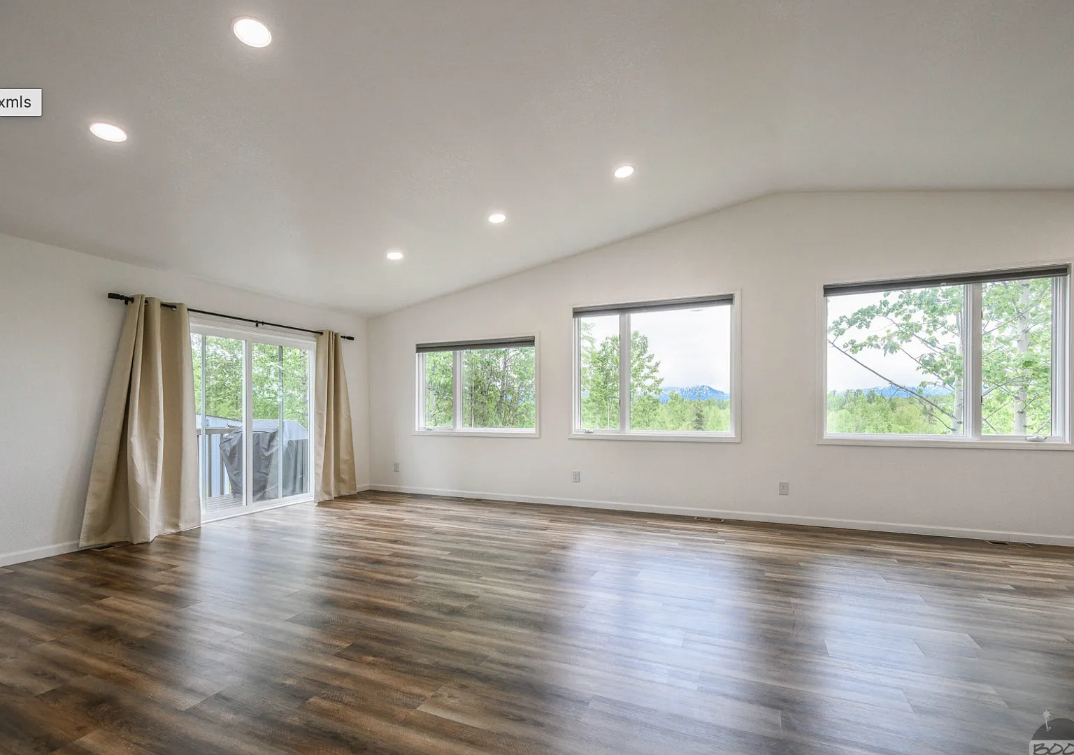 Beautifully updated modern home with detached garage! — Photo 4