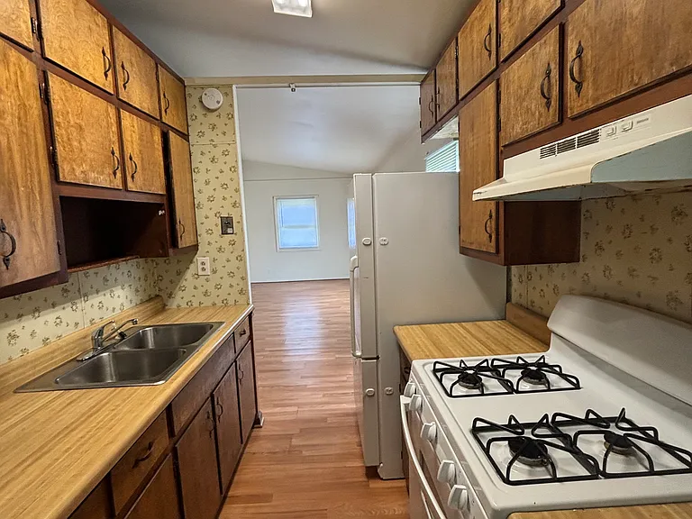 520 Fleetwood Dr — Photo 4