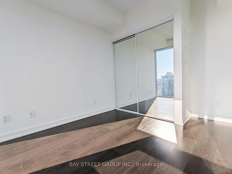 19 Western Battery Rd #2811 — Photo 14