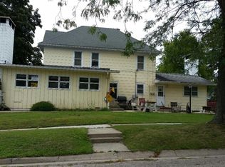 435 8th St, Baraboo, WI 53913