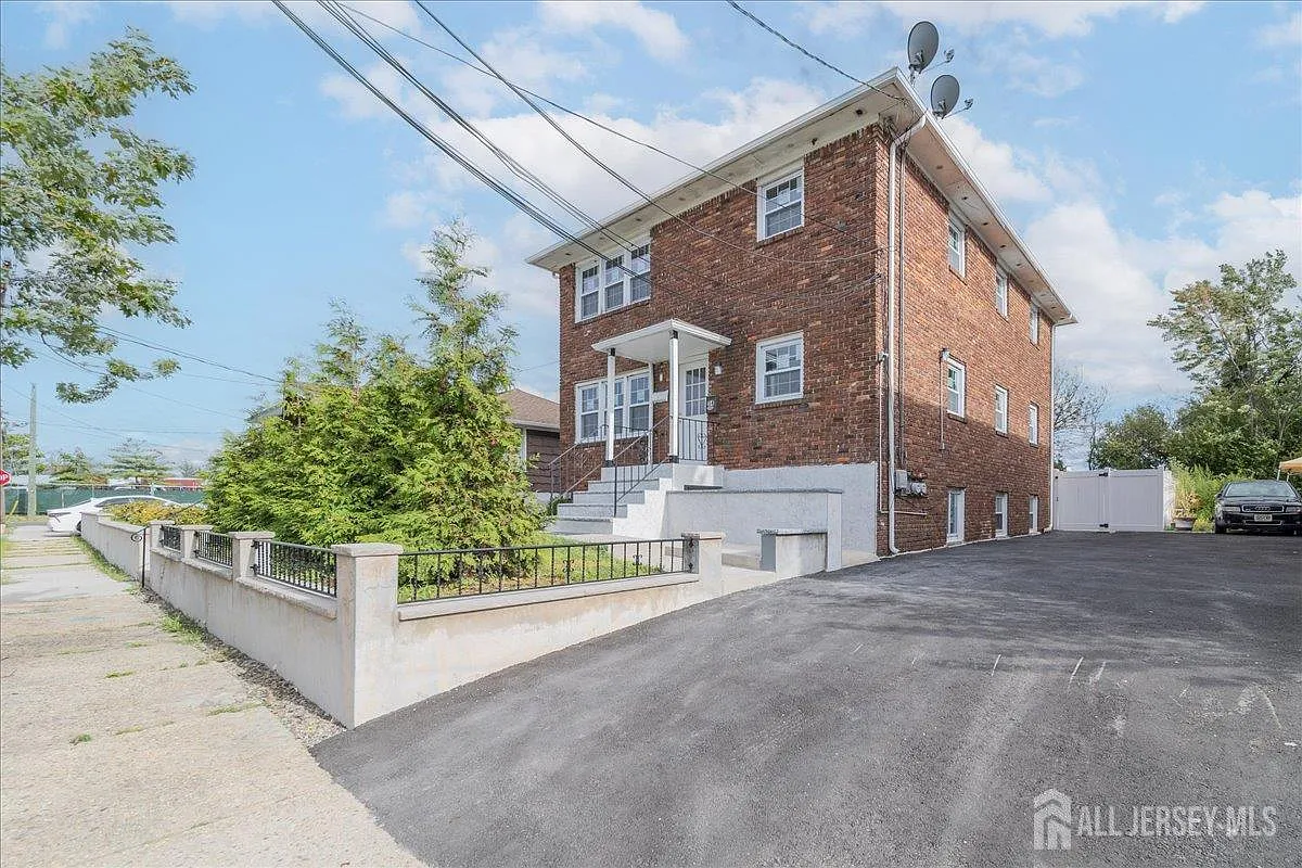 5 bed, 2.0 bath, 1976 sqft, $4,200 — Photo 1