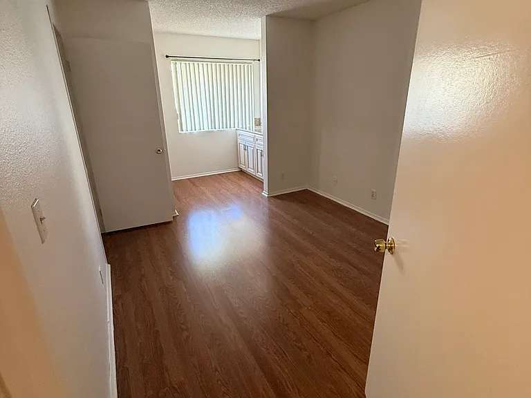 1046 Thompson Ave #5 — Photo 7