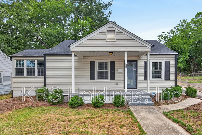 3 bed, 1.0 bath, 1136 sqft, $1,850 — Photo 1