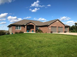 1118 Nealmar Rd, Platteville, WI 53818
