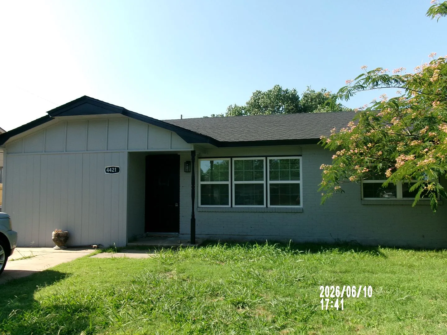 Very Nice Home In The Ridgecrest Area. Pets Negotiable With Owners Approval — Photo 1