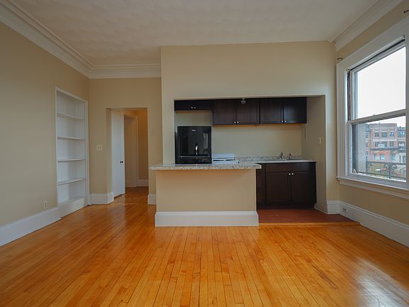3rd image of 465 Park Dr APT 14
