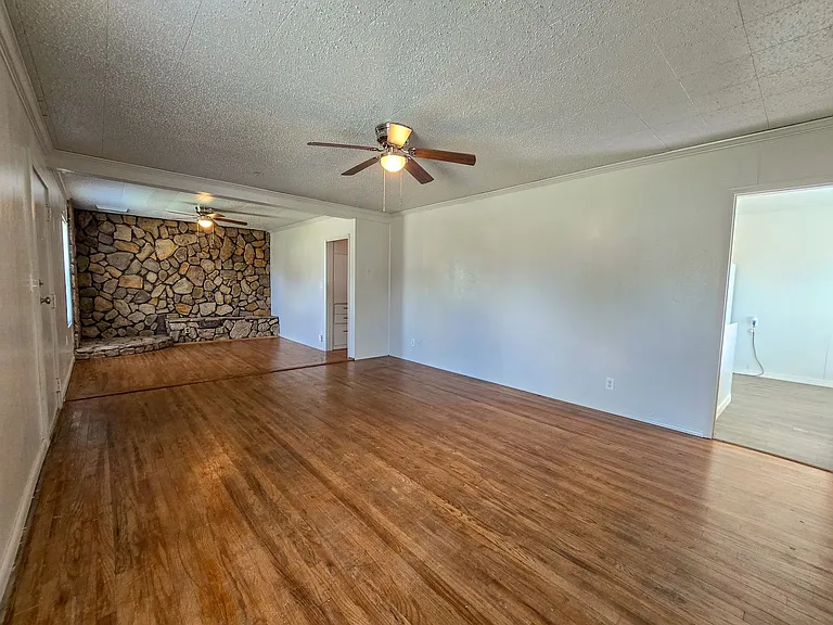 635 W Franklin St — Photo 6