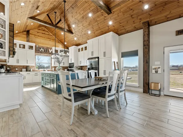 971 W 1st Ave, Gentry, AR 72734