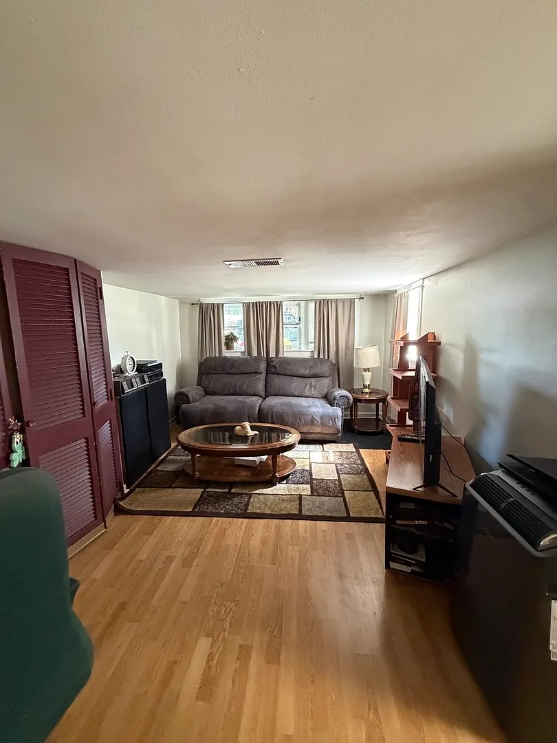 1 bed, 950 sqft, $1,200 — Photo 4